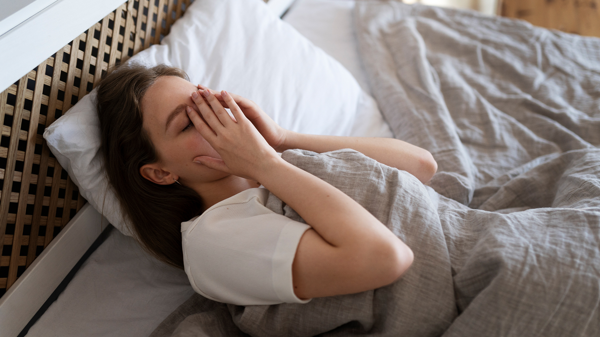 Sono ruim, corpo cansado: por que você acorda exausto mesmo dormindo 8 horas?