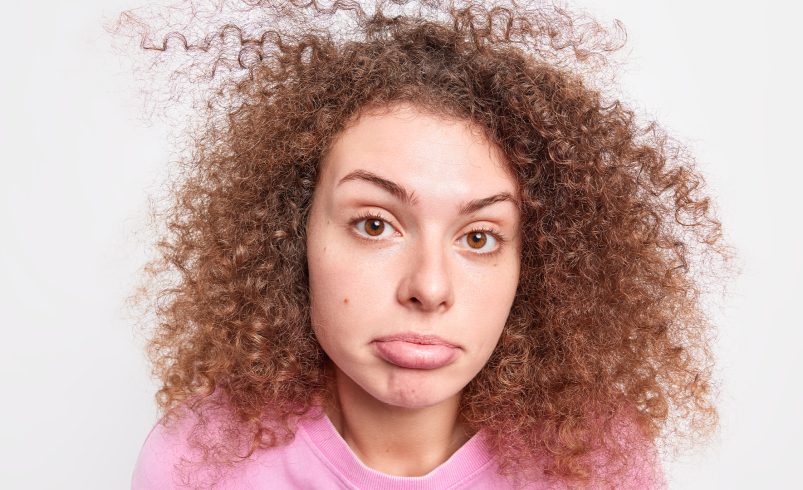 Unhas quebradiças, pele opaca e queda de cabelo: causas e soluções