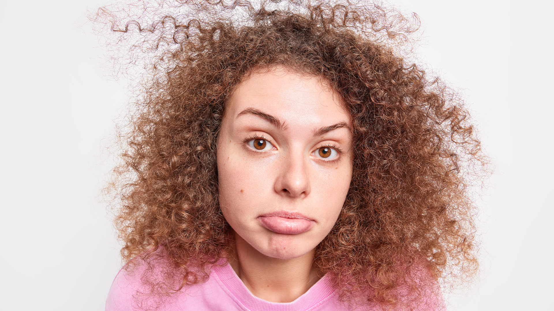 Unhas quebradiças, pele opaca e queda de cabelo: causas e soluções
