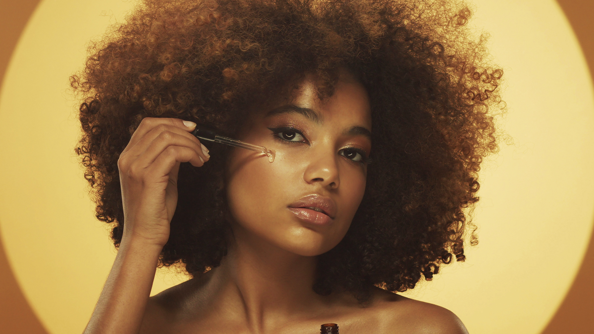 Skincare integrativo: como a combinação de sérum diurno e noturno potencializa a regeneração da pele